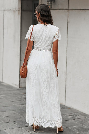 Vestido de renda branca de pescoço em V
